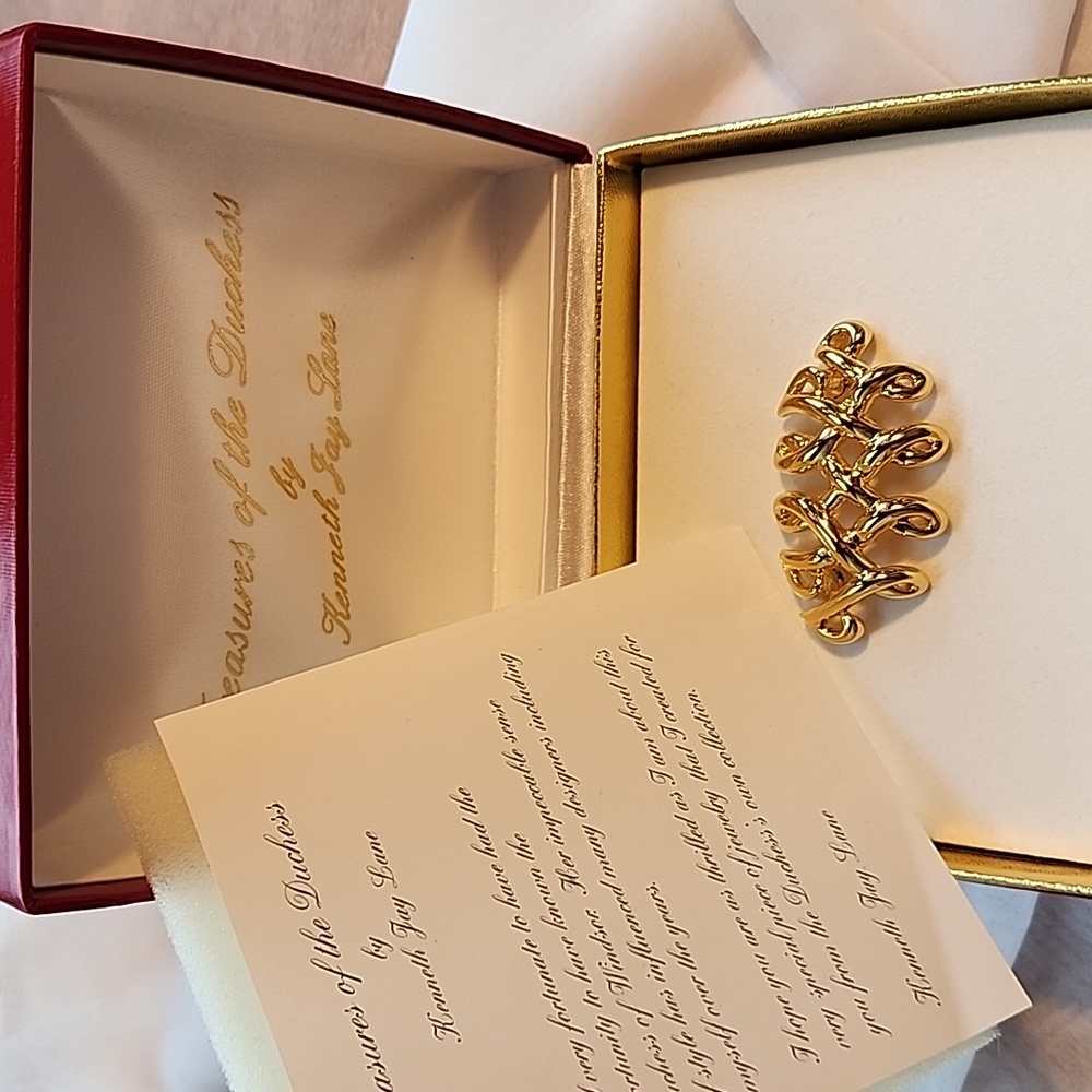 BEAUTIFUL KENNETH JAY LANE TREASURES OF THE DUTCHESS PIN NIB